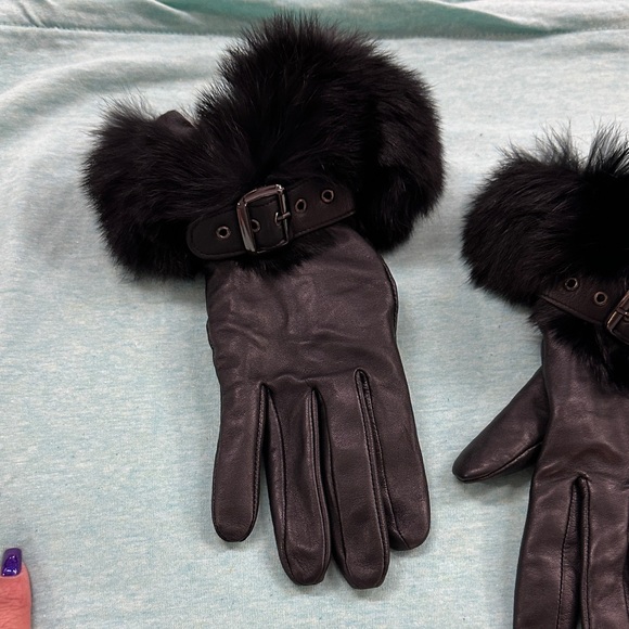 Luxurious Black Fur-Trimmed Leather Gloves - Picture 3 of 8